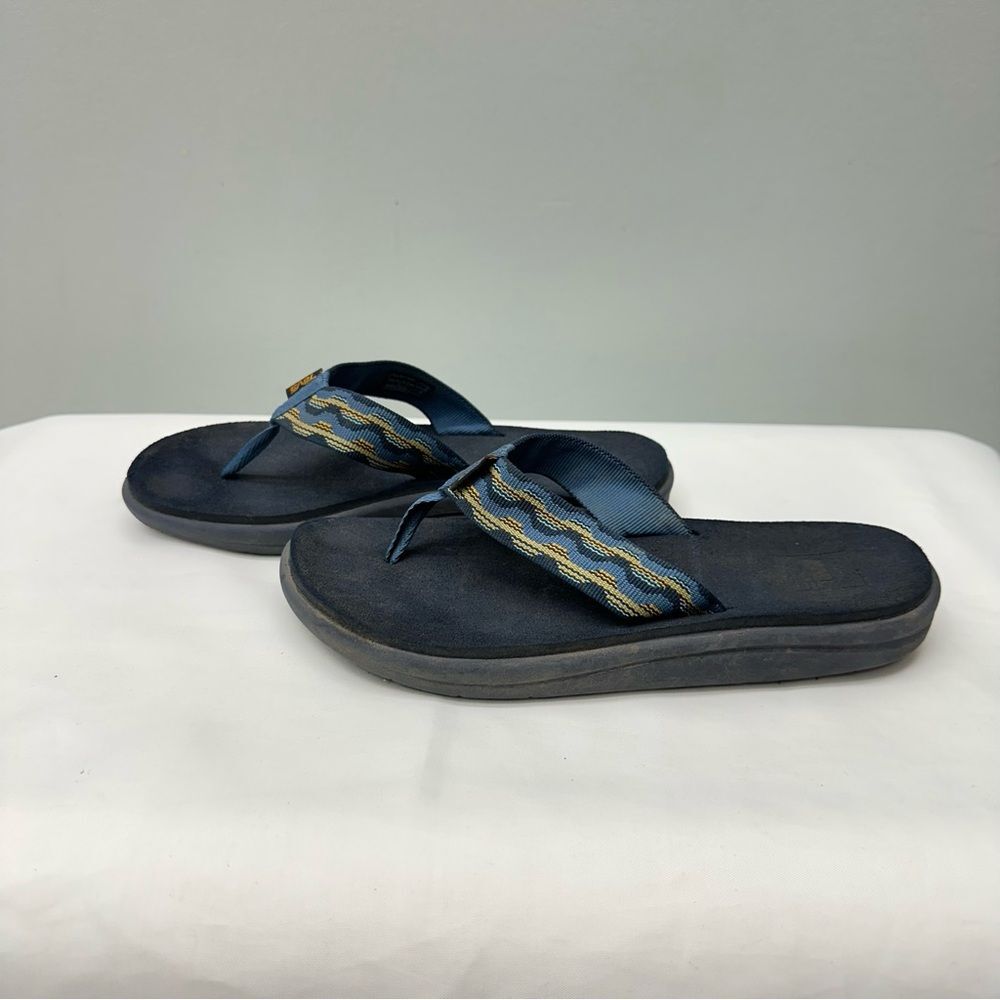 Teva voya blue and yellow flip flops youth kids 5 which is like a women's 7‎